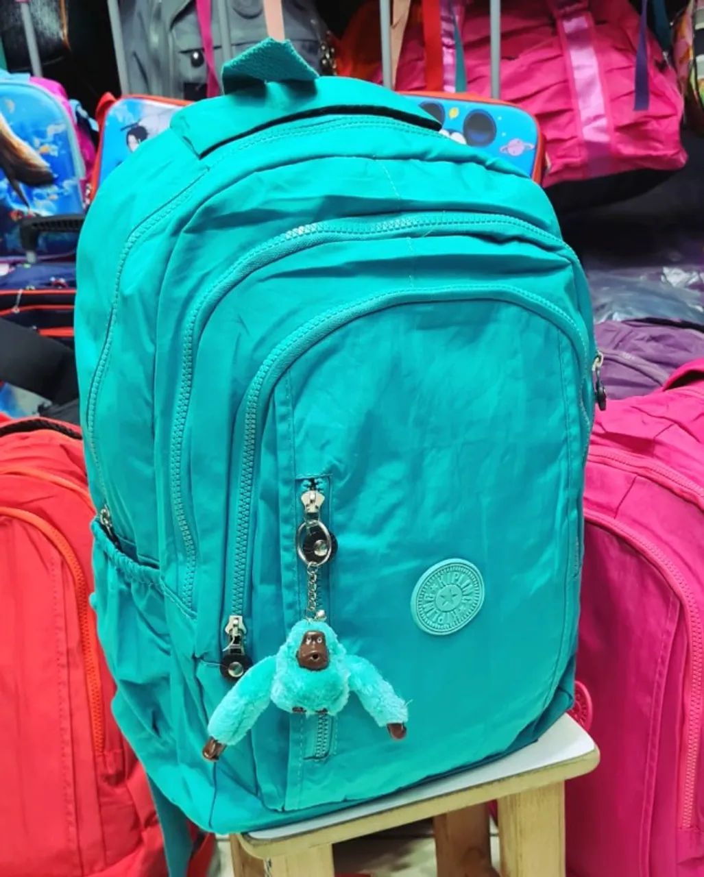 Mochila Kipling azul com o icónico porta-chaves de macaco - Foto 3