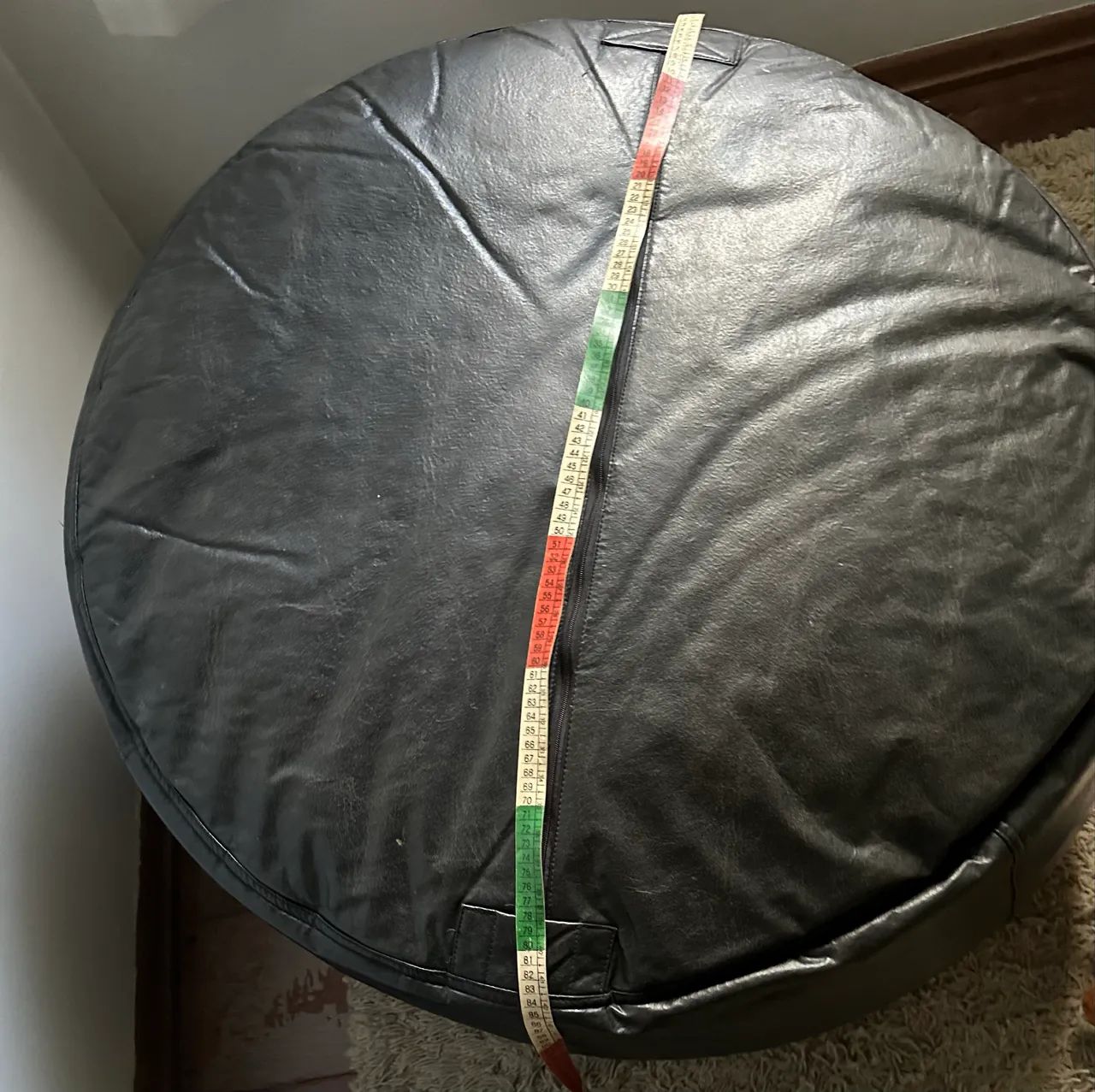 Puff em couro sintético preto, 85 cm de diâmetro para 1 pessoa - Foto 4