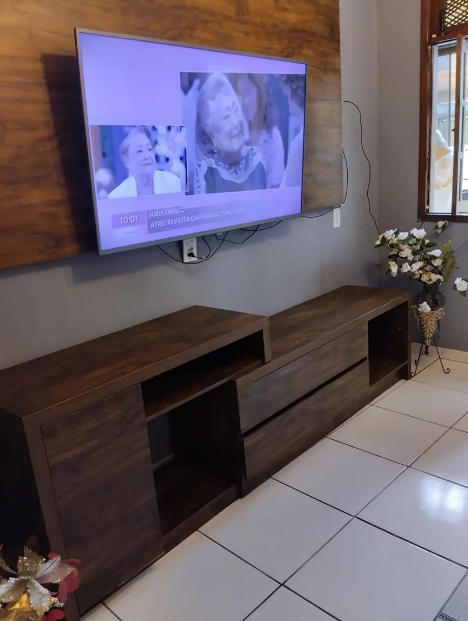 Vendo TV, painel e rack