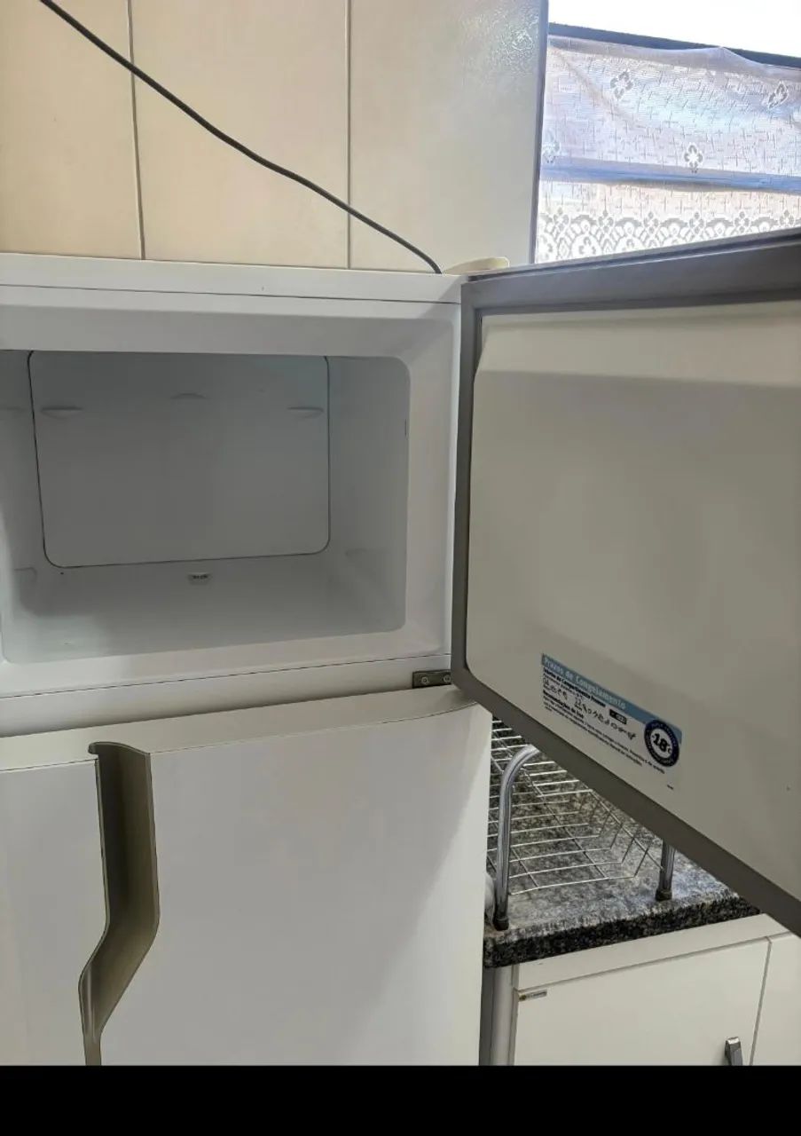 Vendo geladeira eletrolux semi nova pequena  - Foto 3