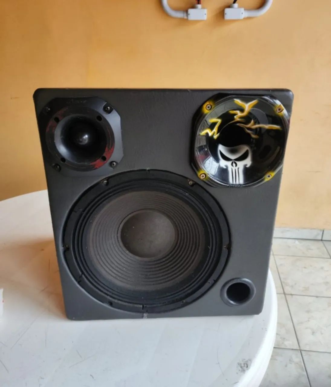 Caixa trio com amplificar e cabos