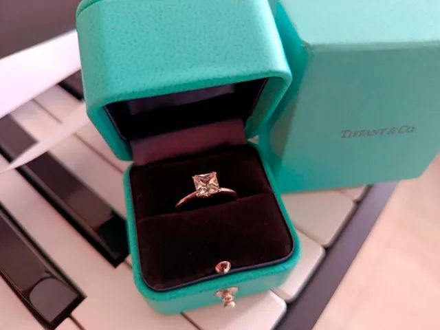Anel Modelo Tiffany Princess Cut com embalagens