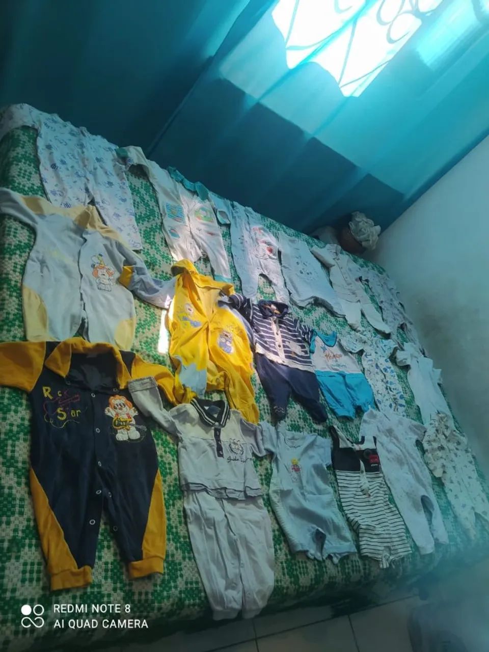 99 macacões de bebê recém nascido de menino semi novo troco por algo do meu interesse 
