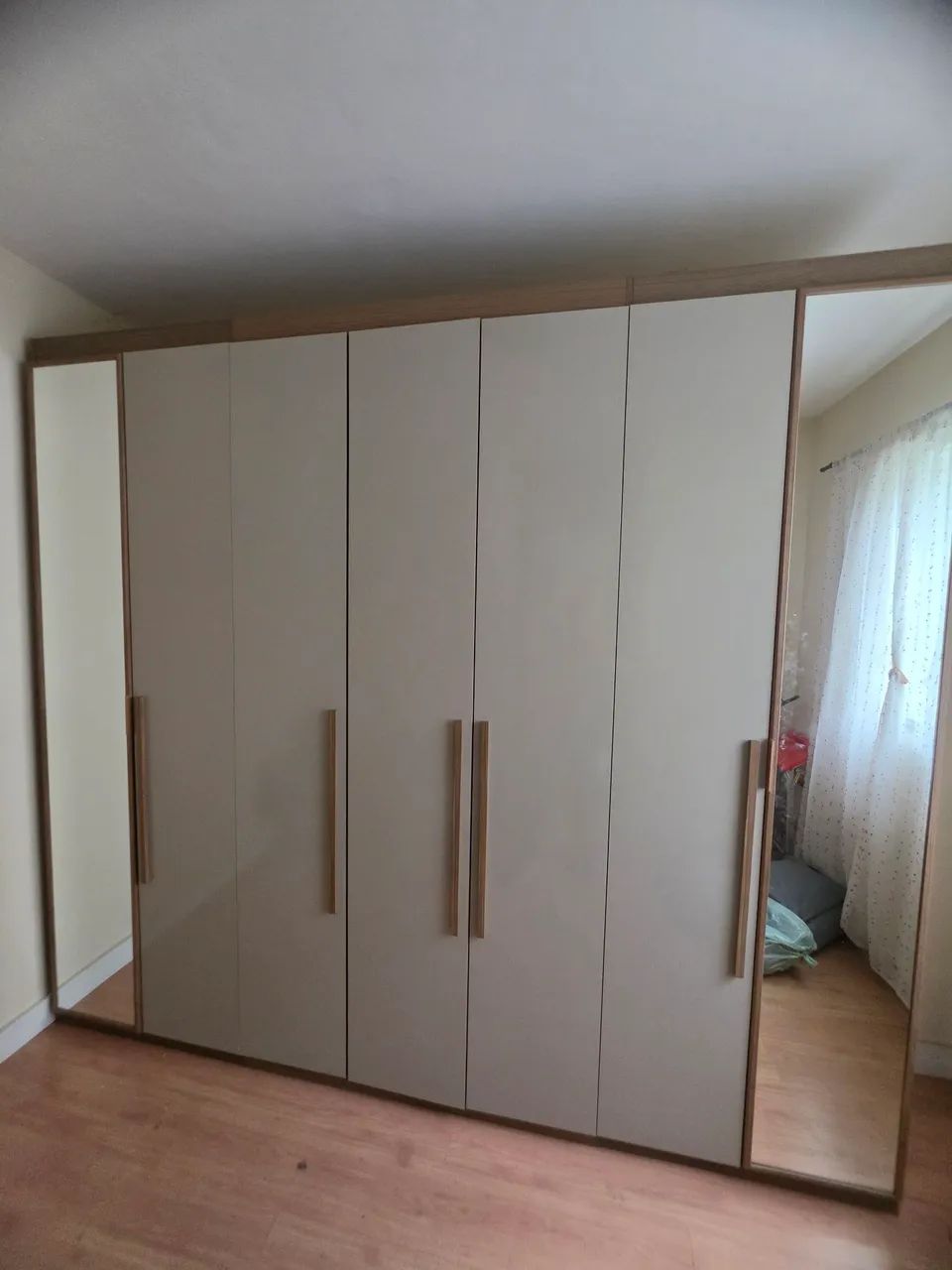 Guarda roupa 7 portas