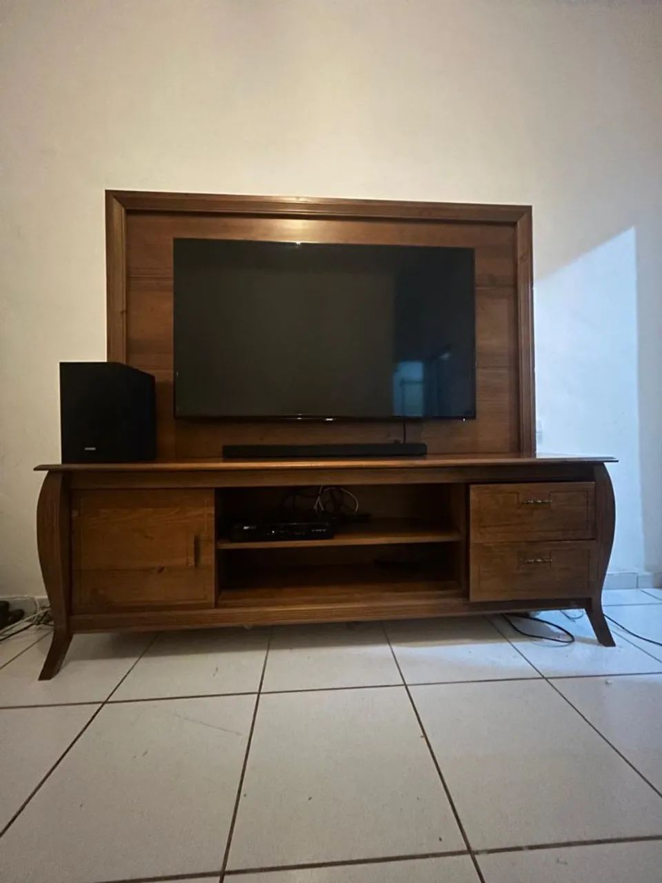 Rack de madeira com painel