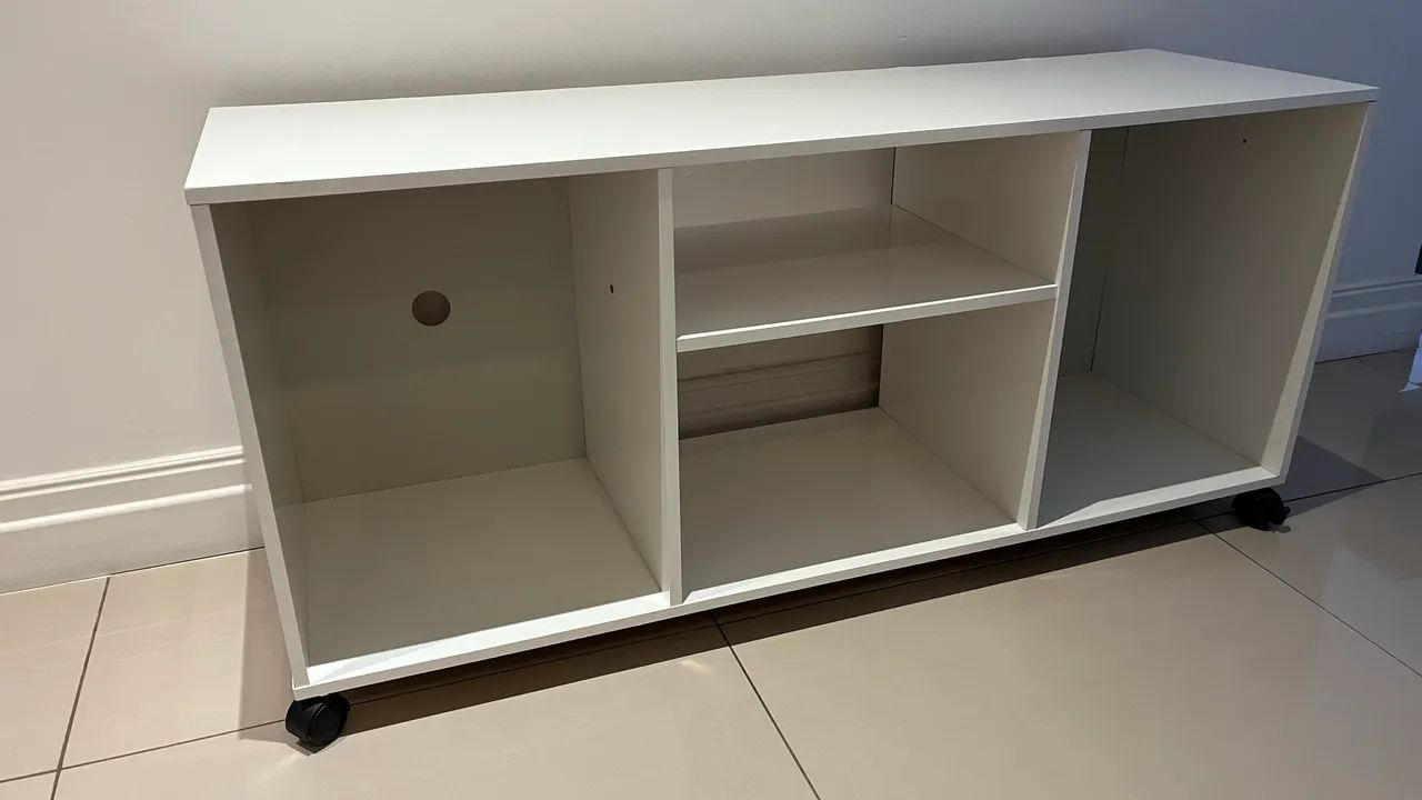 Vendo rack de sala branco mdf com rodinhas 