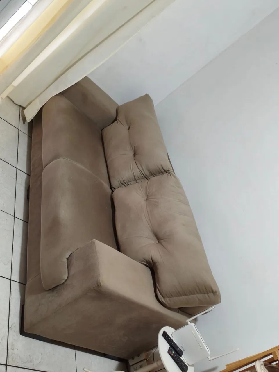Sofá três lugares 