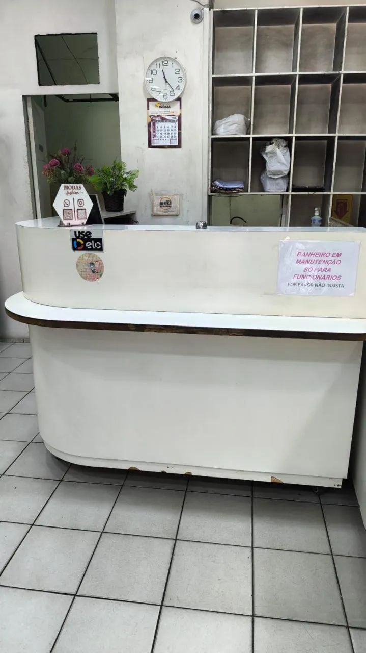 Caixa de loja  com gavetas e prateleira(para retirar)