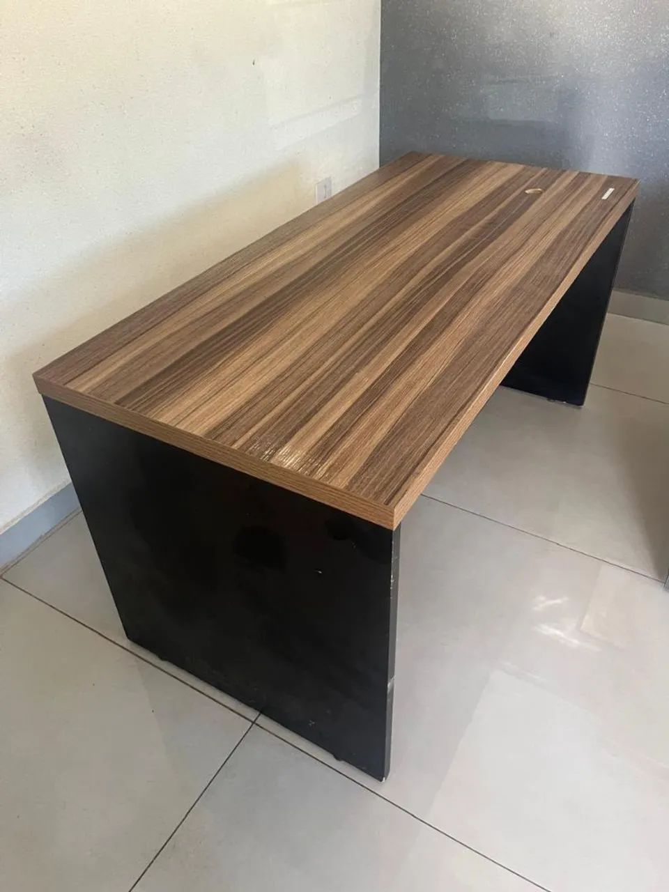 Mesa escritório com dois gaveteiros - Foto 2