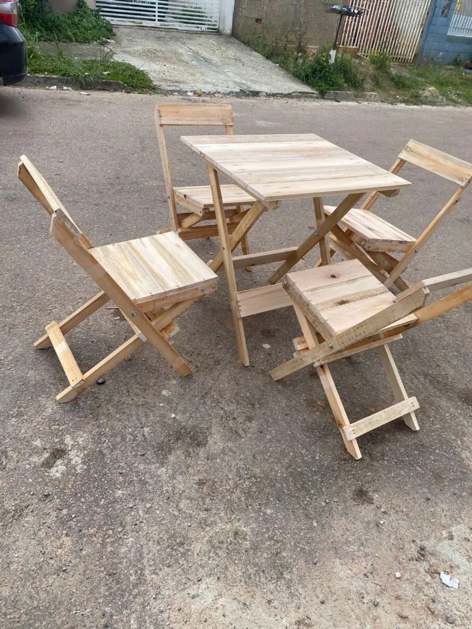 Kit mesa com 4 cadeiras em eucalipto 