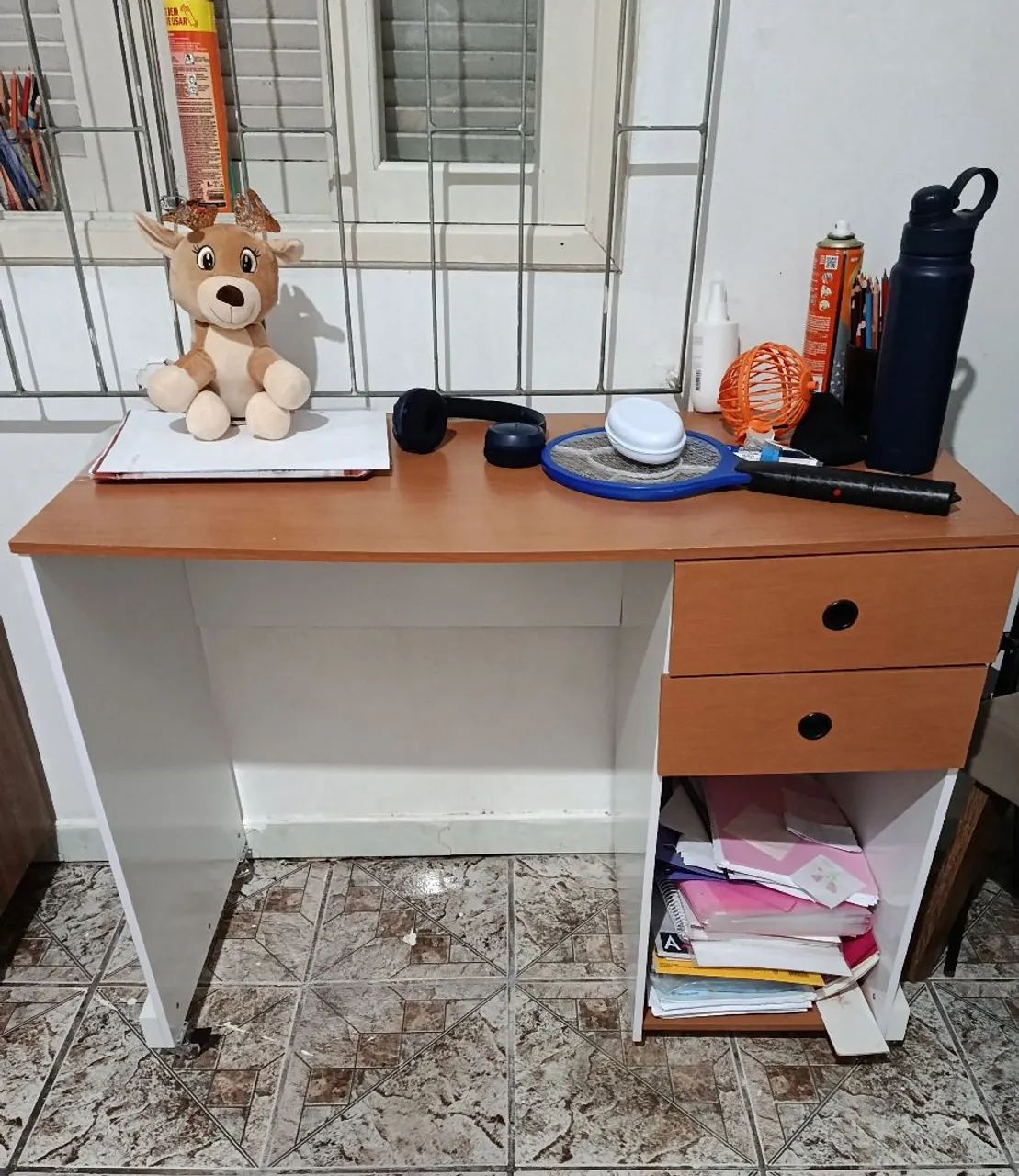 Escrivaninha semi nova 