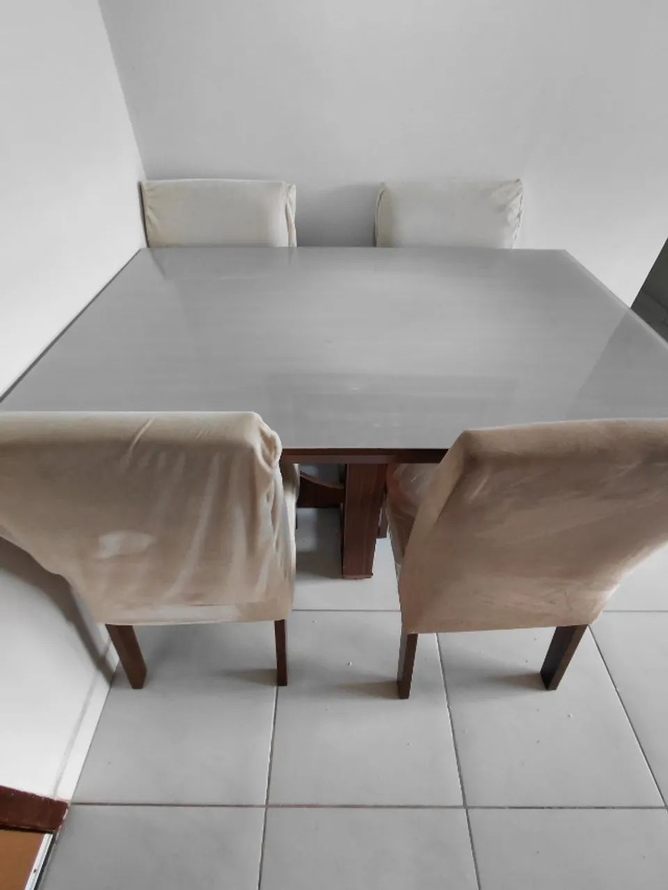Mesa com 4 cadeiras 
