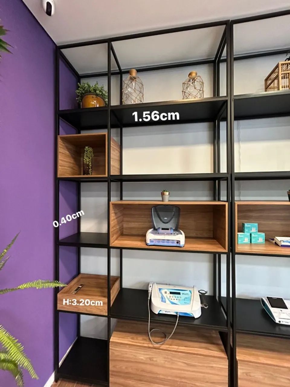 Estante Industrial de Ferro e Madeira Alta - Moderna e Resistente