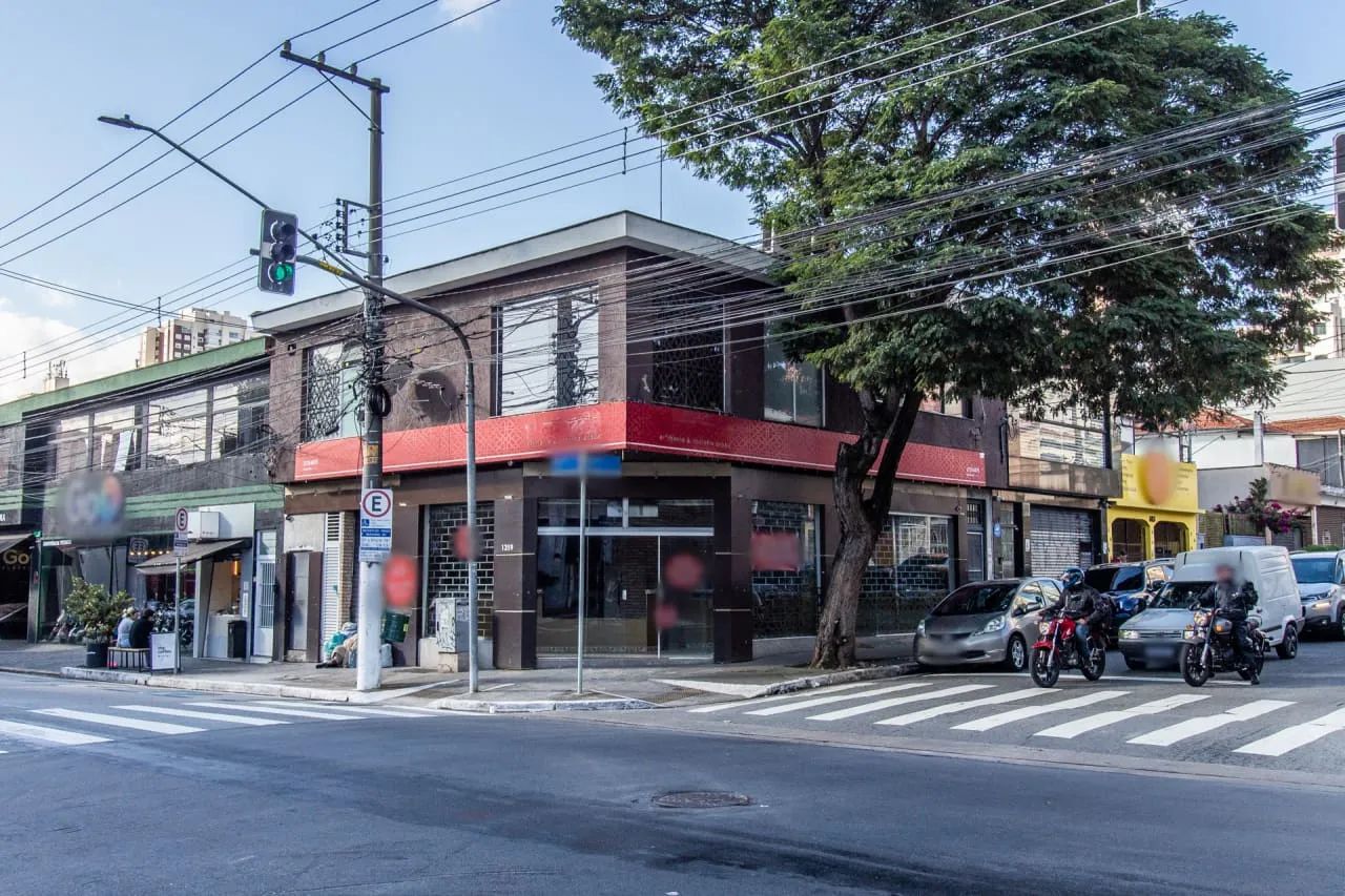Prédio comercial na Rua Itapura, 1359 - 1365  490 m²