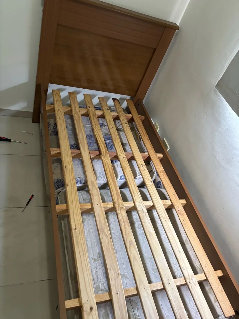 Cama de solteiro + 3 colchões  - Foto 4