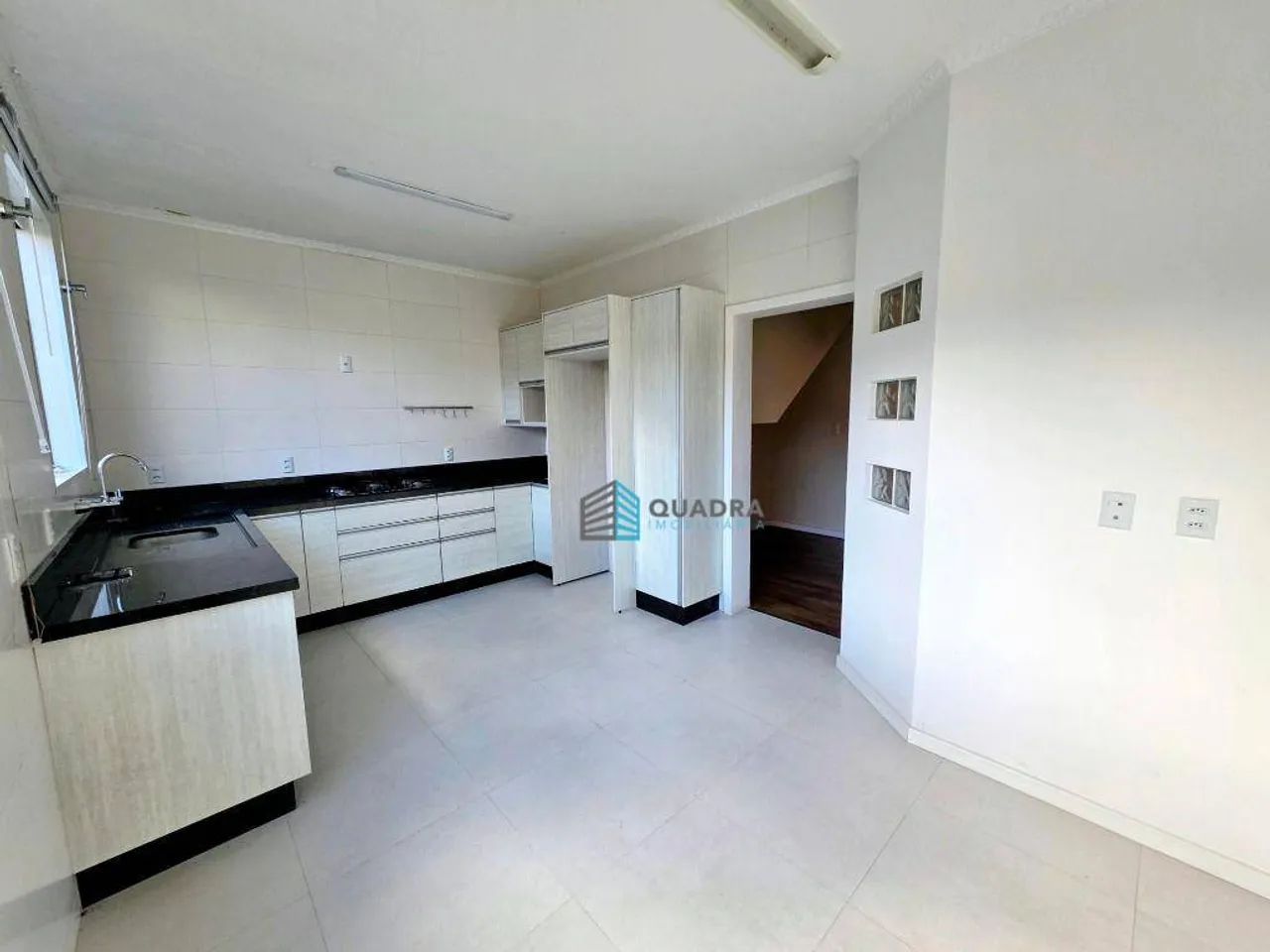 Ampla casa com 5 quartos na Rua Reinaldo Consoni - Foto 2
