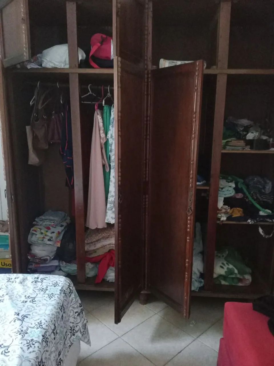 Guarda-roupa de 4 portas com  maleiro e madeira pura!! - Foto 2
