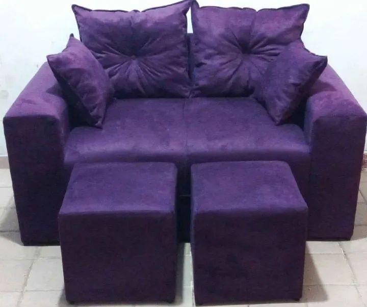 Aproveite sofá dois lugares mais puffs novos e completos, várias cores  - Foto 5