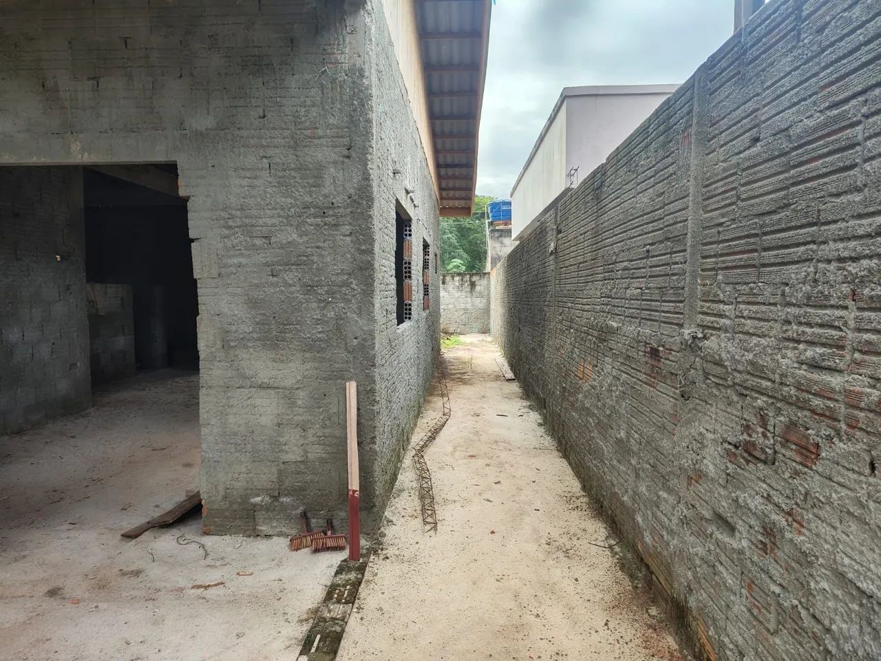 Terreno, já com a estrutura da casa levantada - Foto 3