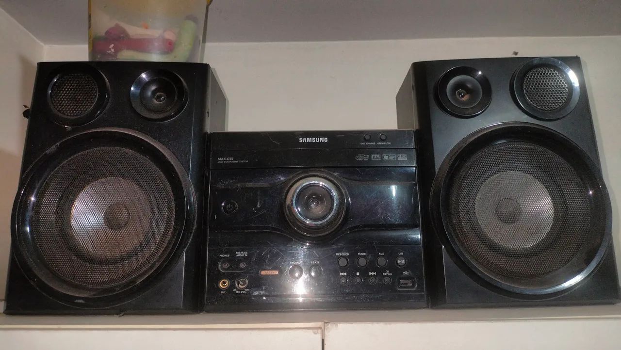 Som com 2 caixa toca pendrive e rádio normal 