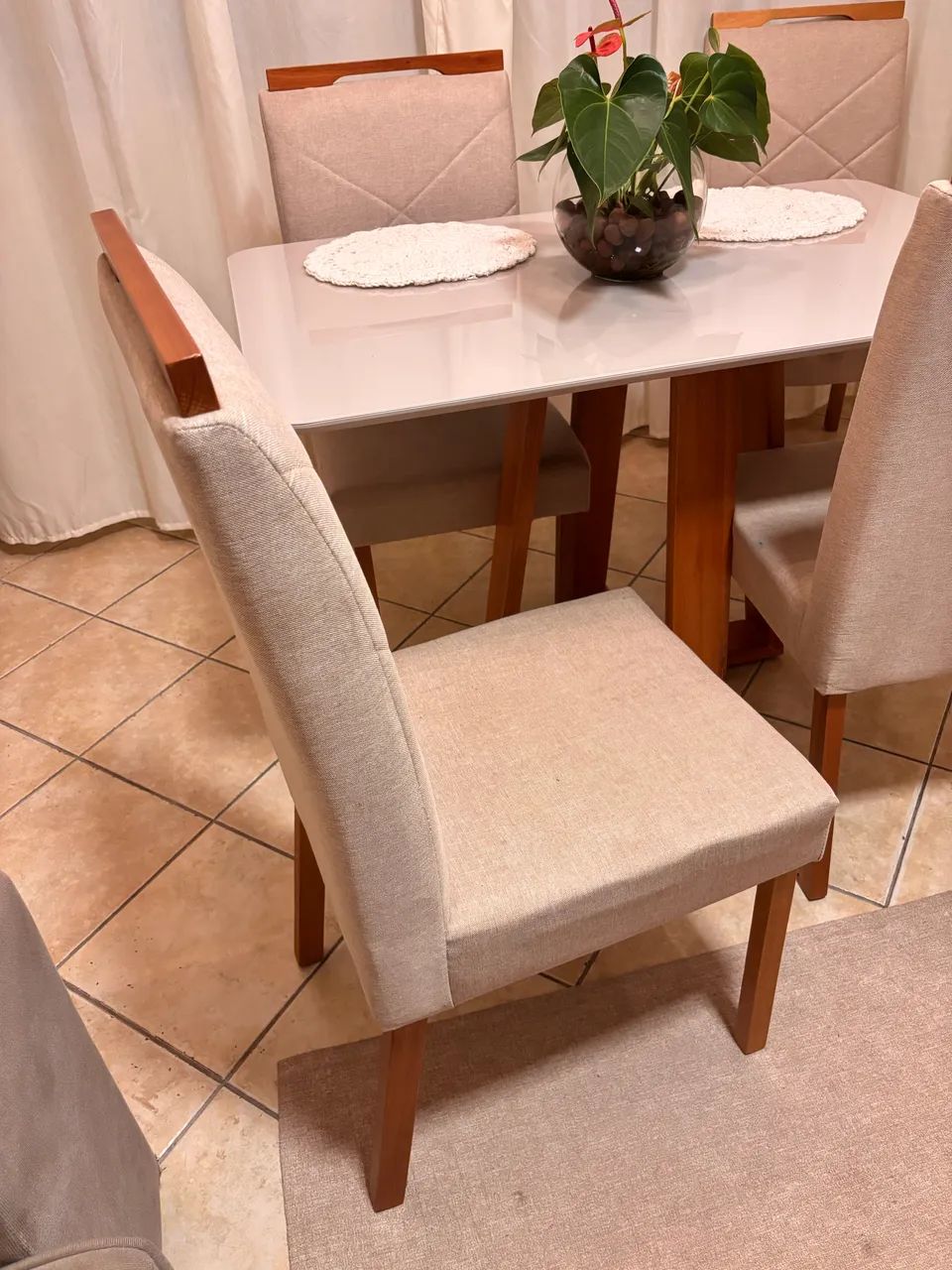 Mesa 4 cadeiras madeira maciça  - Foto 4