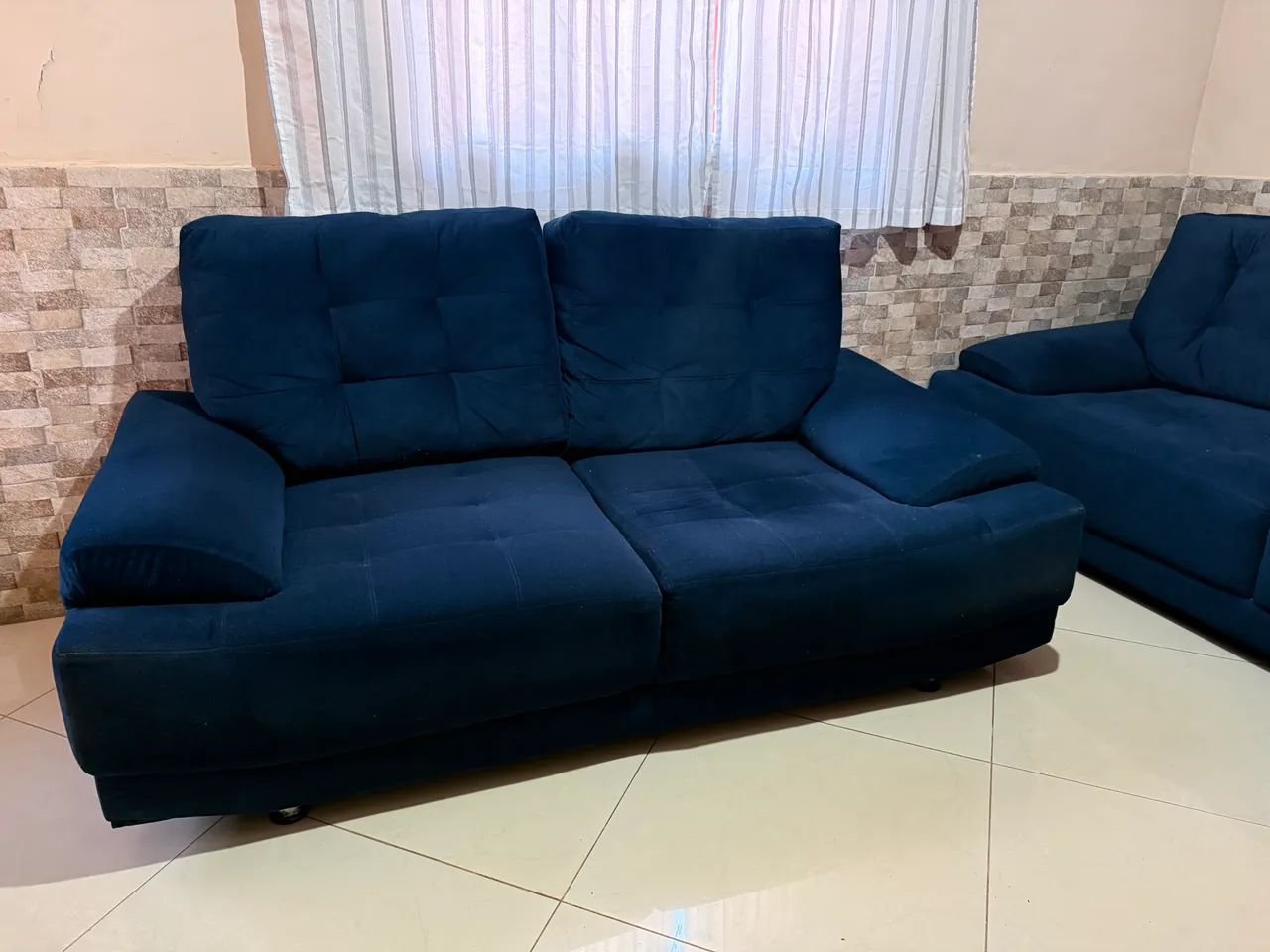 Vendo excelente sofá 2 e 3 lugares  - Foto 2