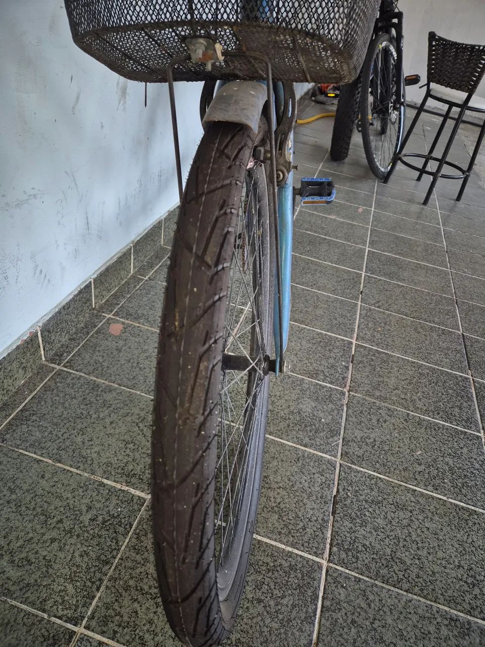 Bicicleta aro 26 com pneus novos  - Foto 3