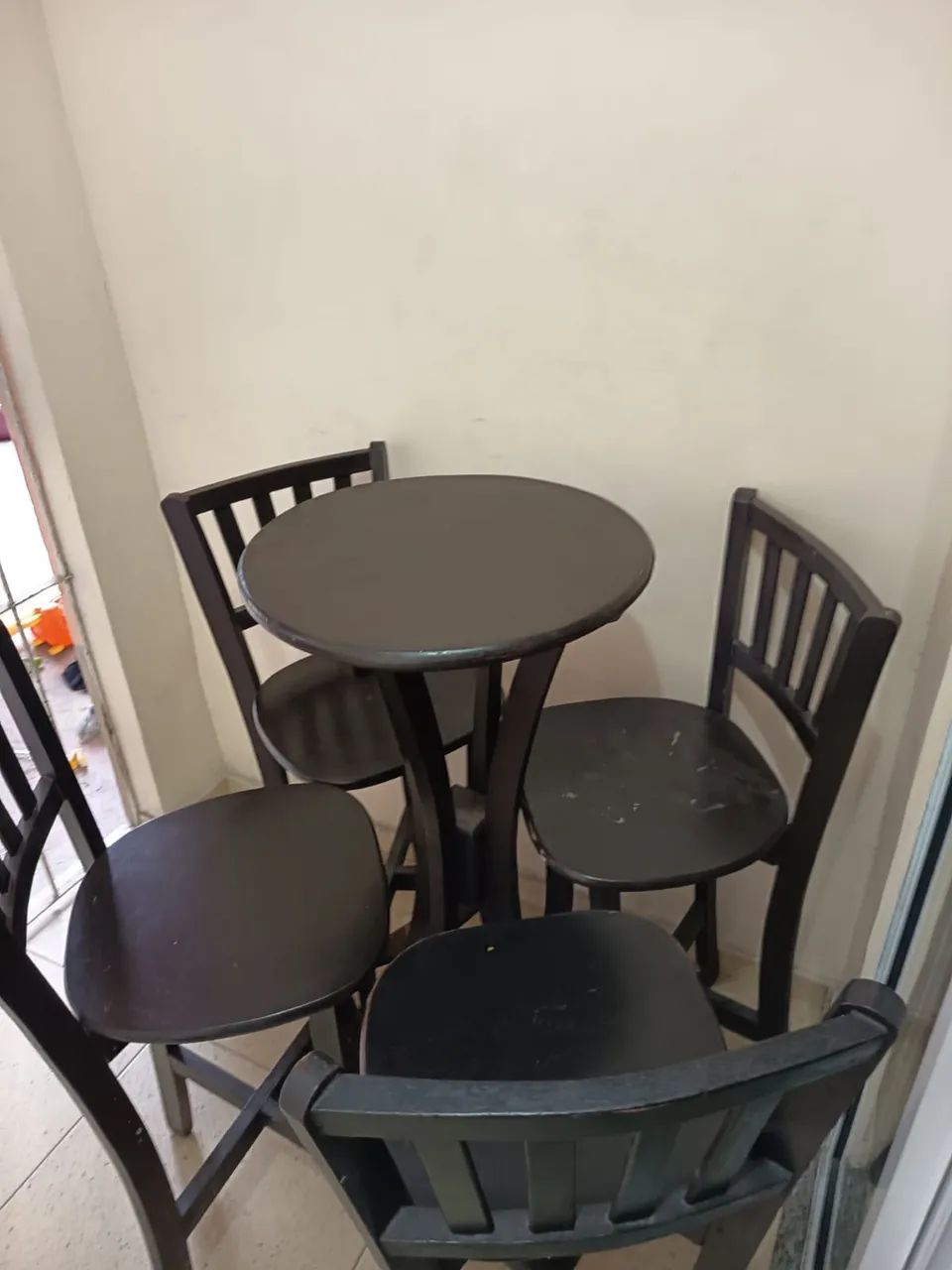 Mesa alta com 4 cadeiras - Estilo Bar 