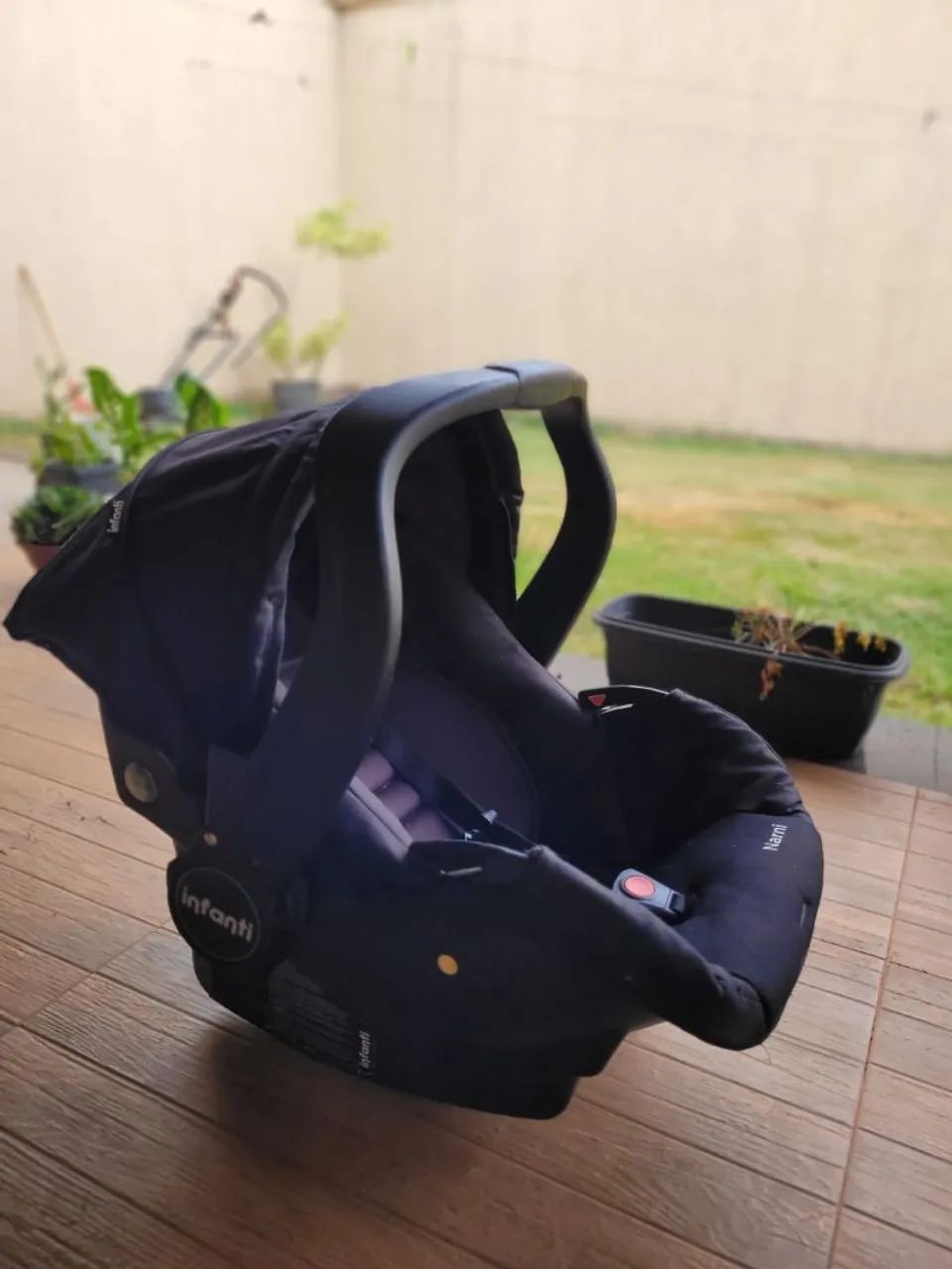 Carrinho de bebê e bebê conforto