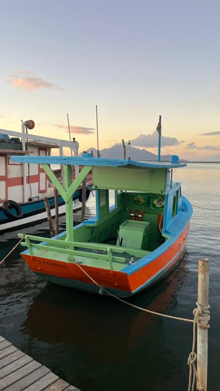 BARCO EM MADEIRA PARA RECREAÇÃO E PESCA 
