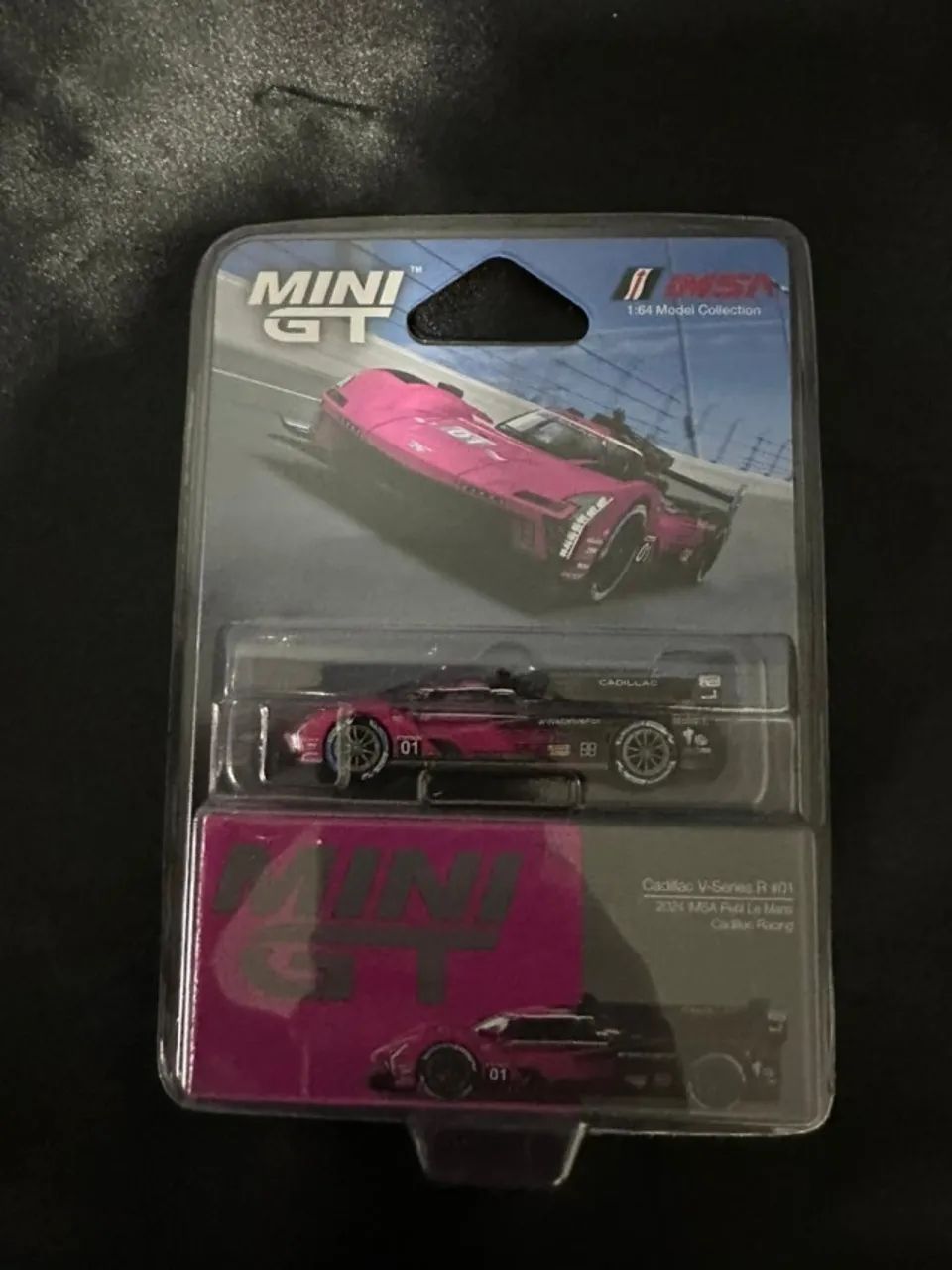 Mini GT Cadillac V Series R 01 Cadillac Racing 2024 Imsa Petit Le Mans Pink - Foto 6