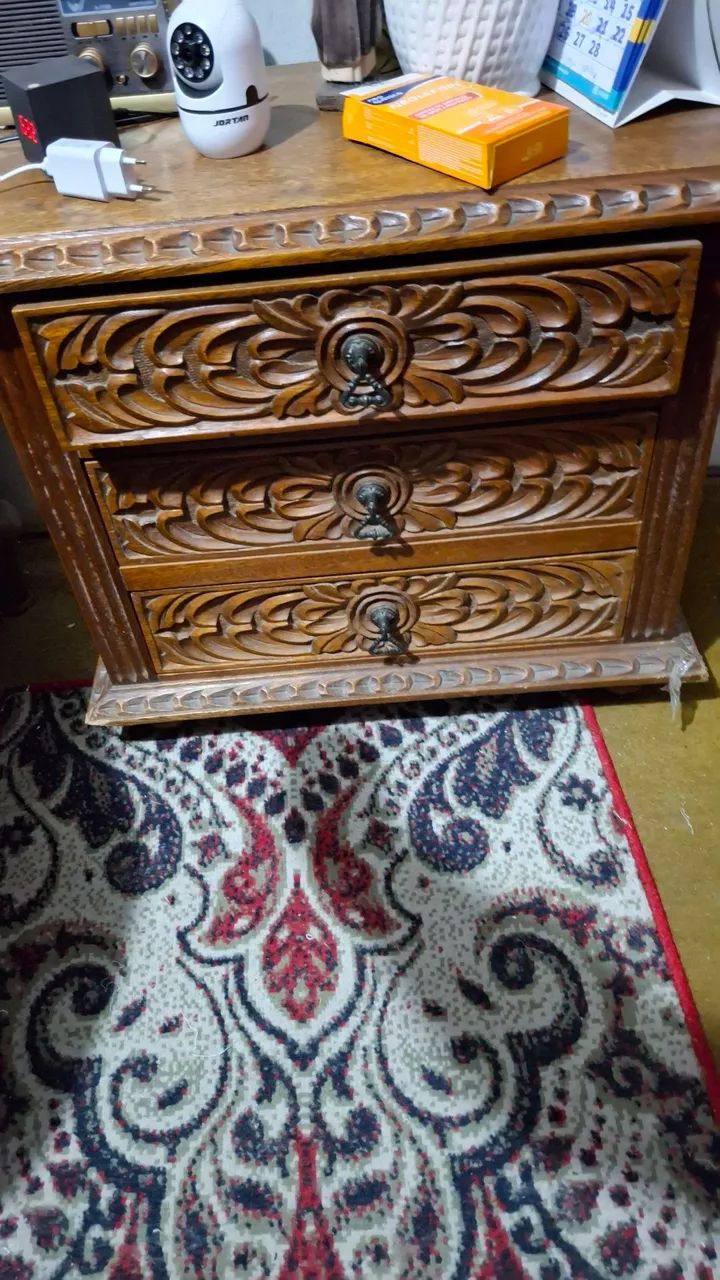 Cama de casal entalhada e criado mudo - Foto 3