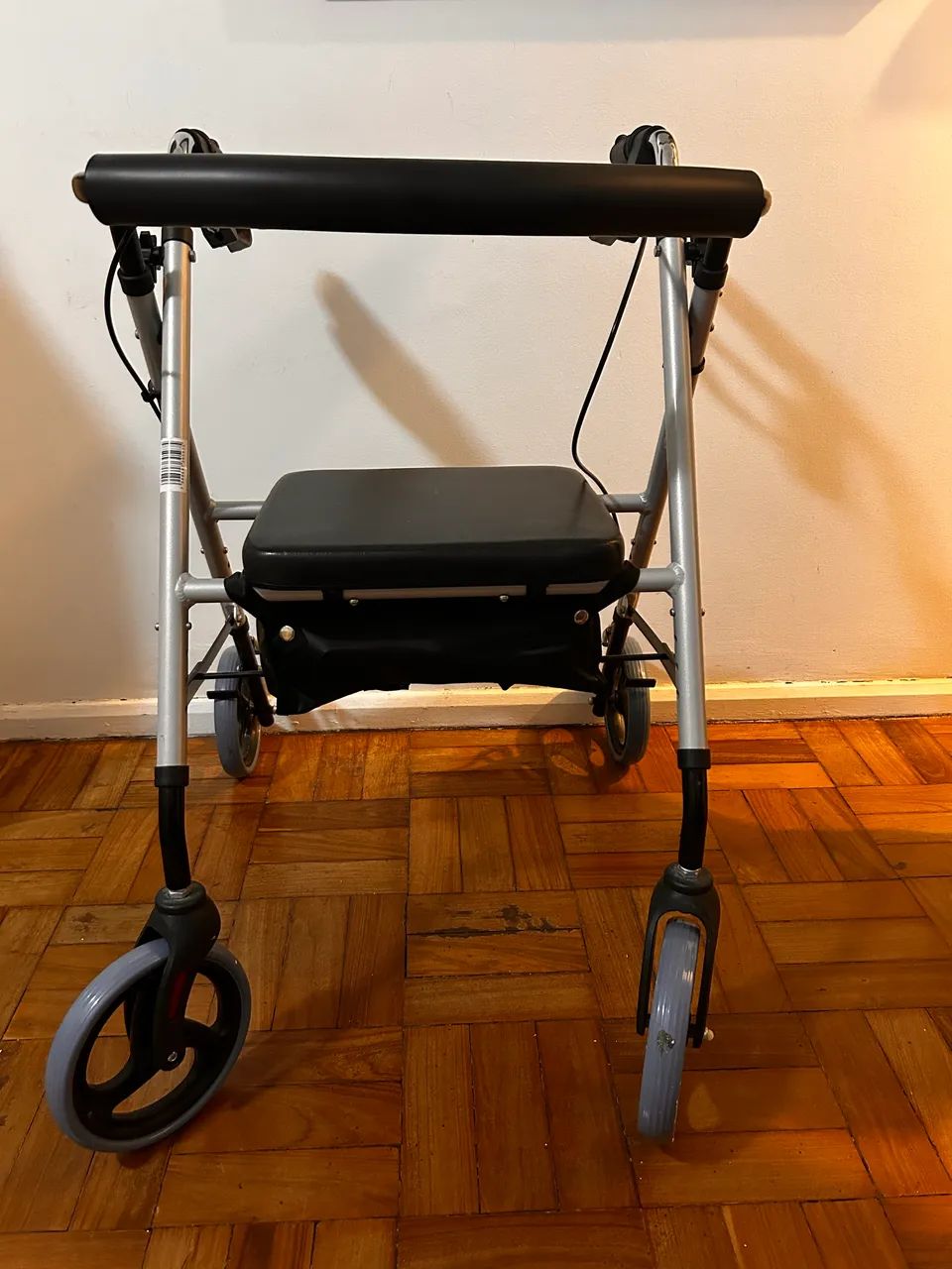 Andador com assento e rodas  - Foto 5