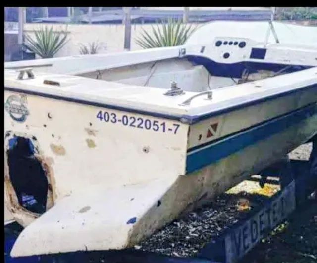 Casco de lancha cabrasmar 19 pés para venda com dok com carreta encalhe  - Foto 2