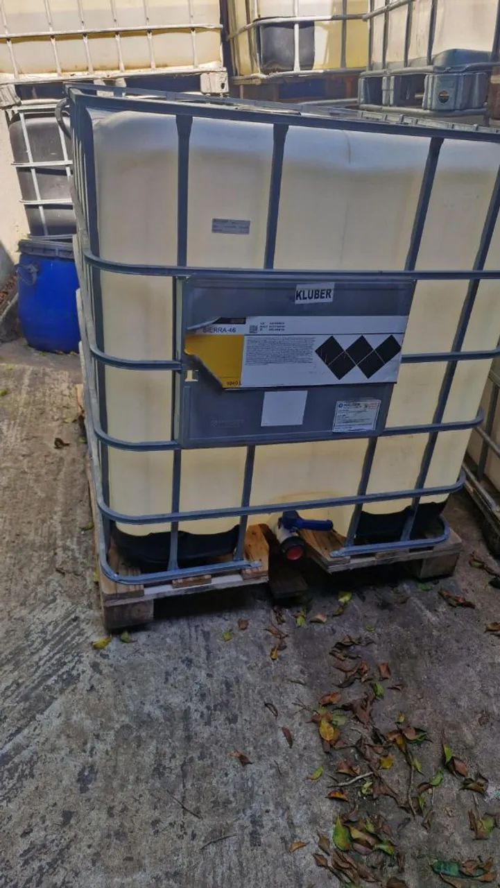Isotanque container Ibc 1000 litros usados base de madeira 
