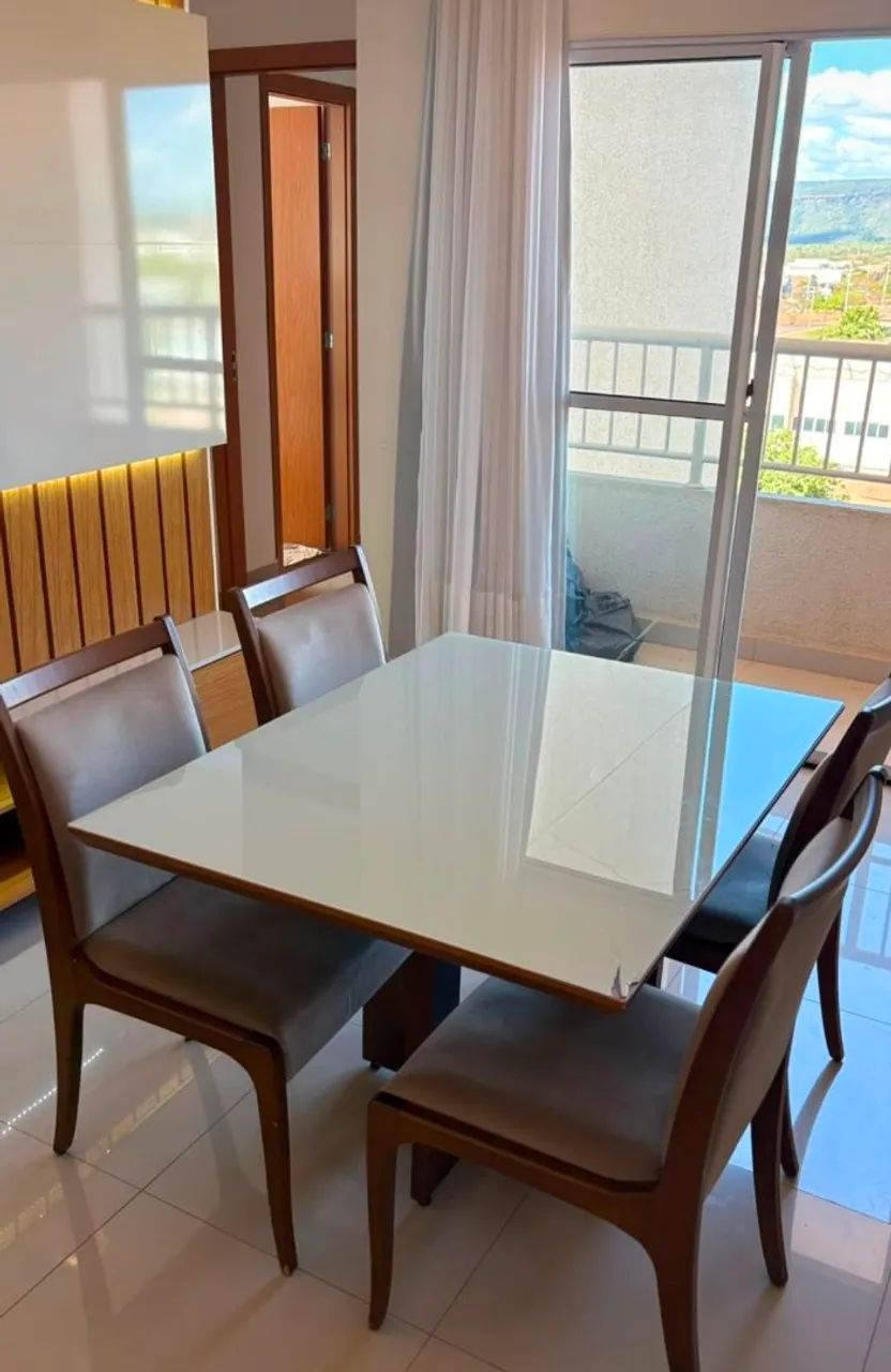 Vendo mesa e 4 cadeiras de madeira - Foto 2