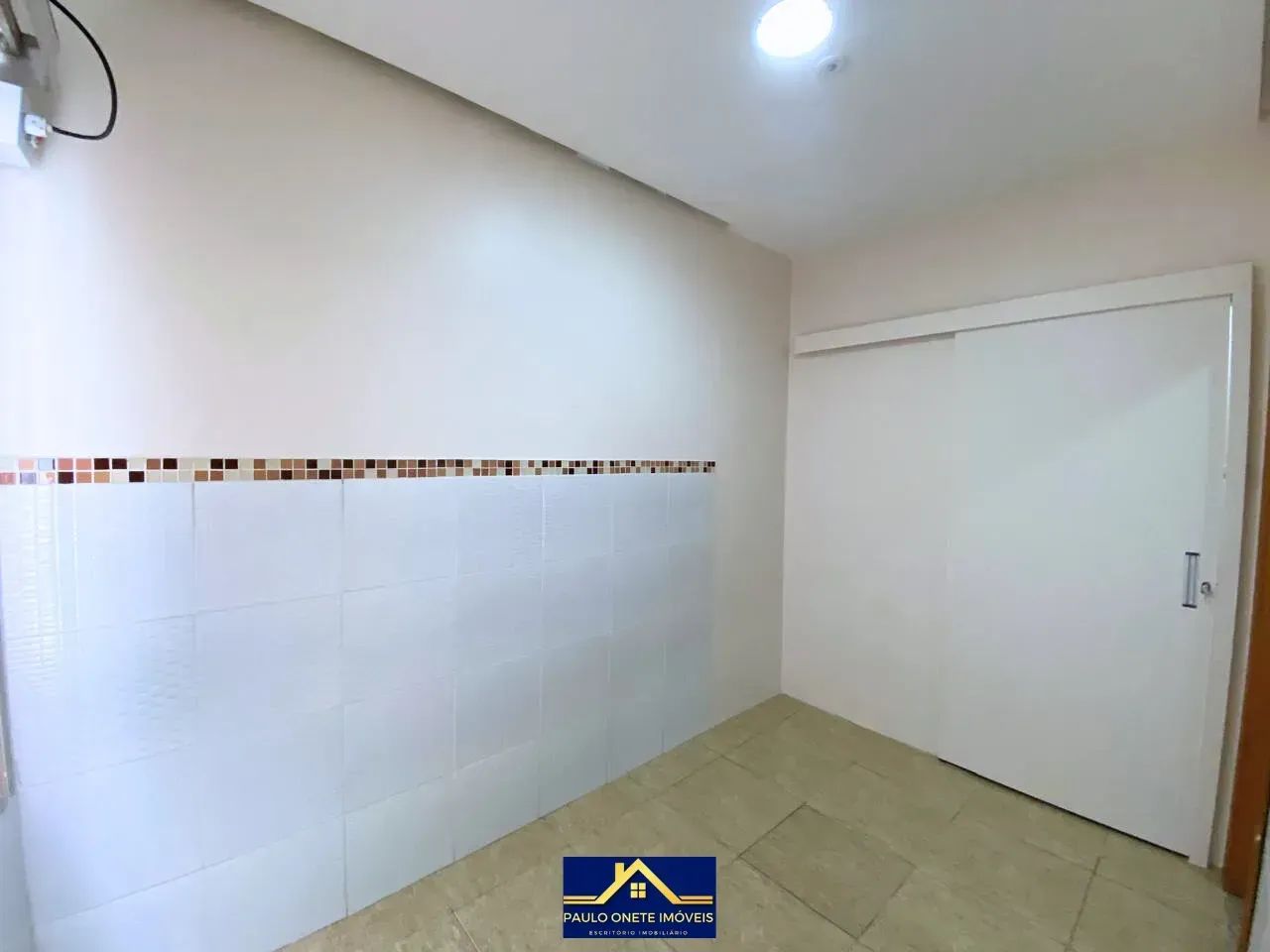 ALUGA-SE - SALA COMERCIAL NO TÉRREO  12M²  AV. JOÃO VALÉRIO - Foto 2