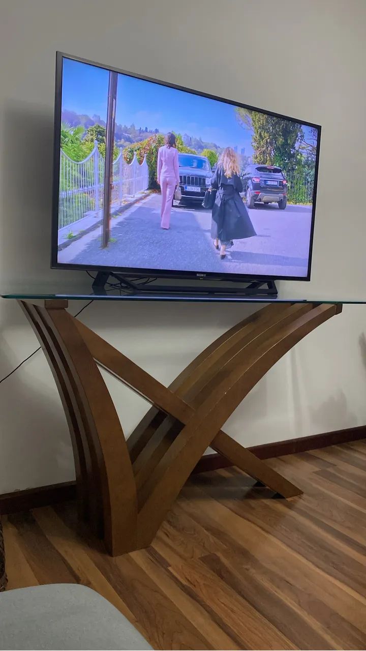 Aparador com tampo de vidro