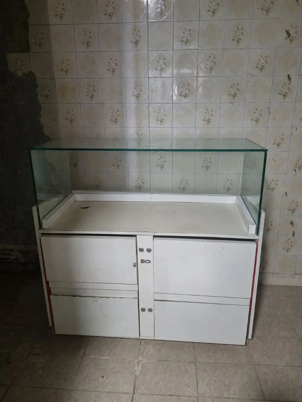 Balcão expositor com gavetas 