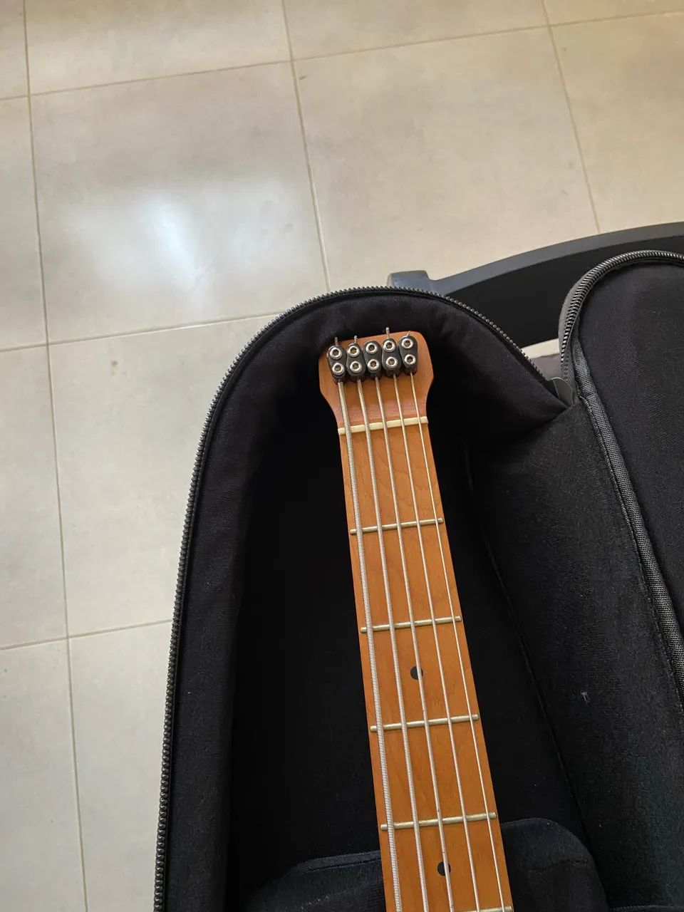 Baixo headless 5c