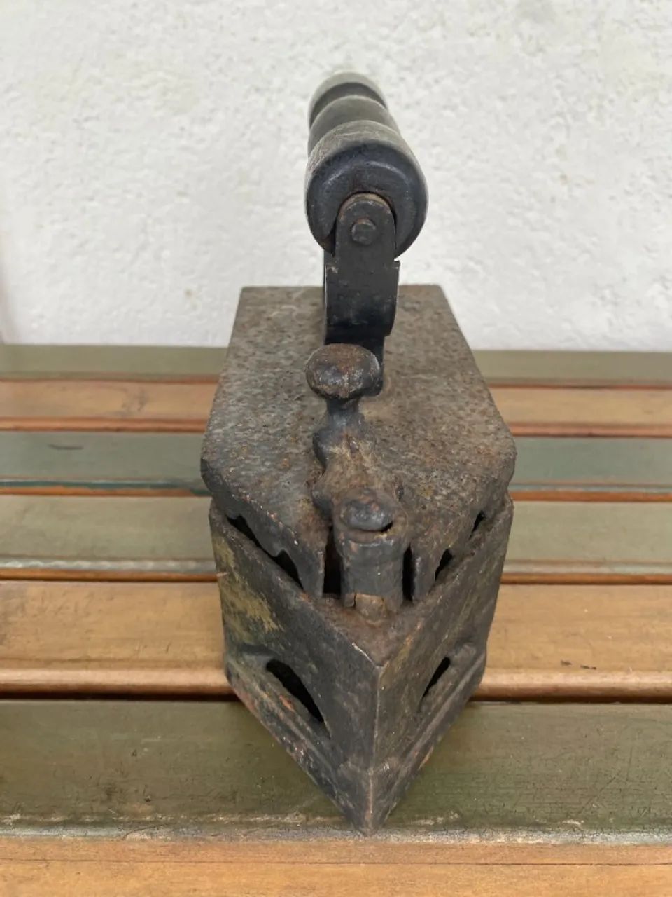 FERRO DE PASSAR ANTIGO CARVAO FEITO DE FERRO FUNDIDO