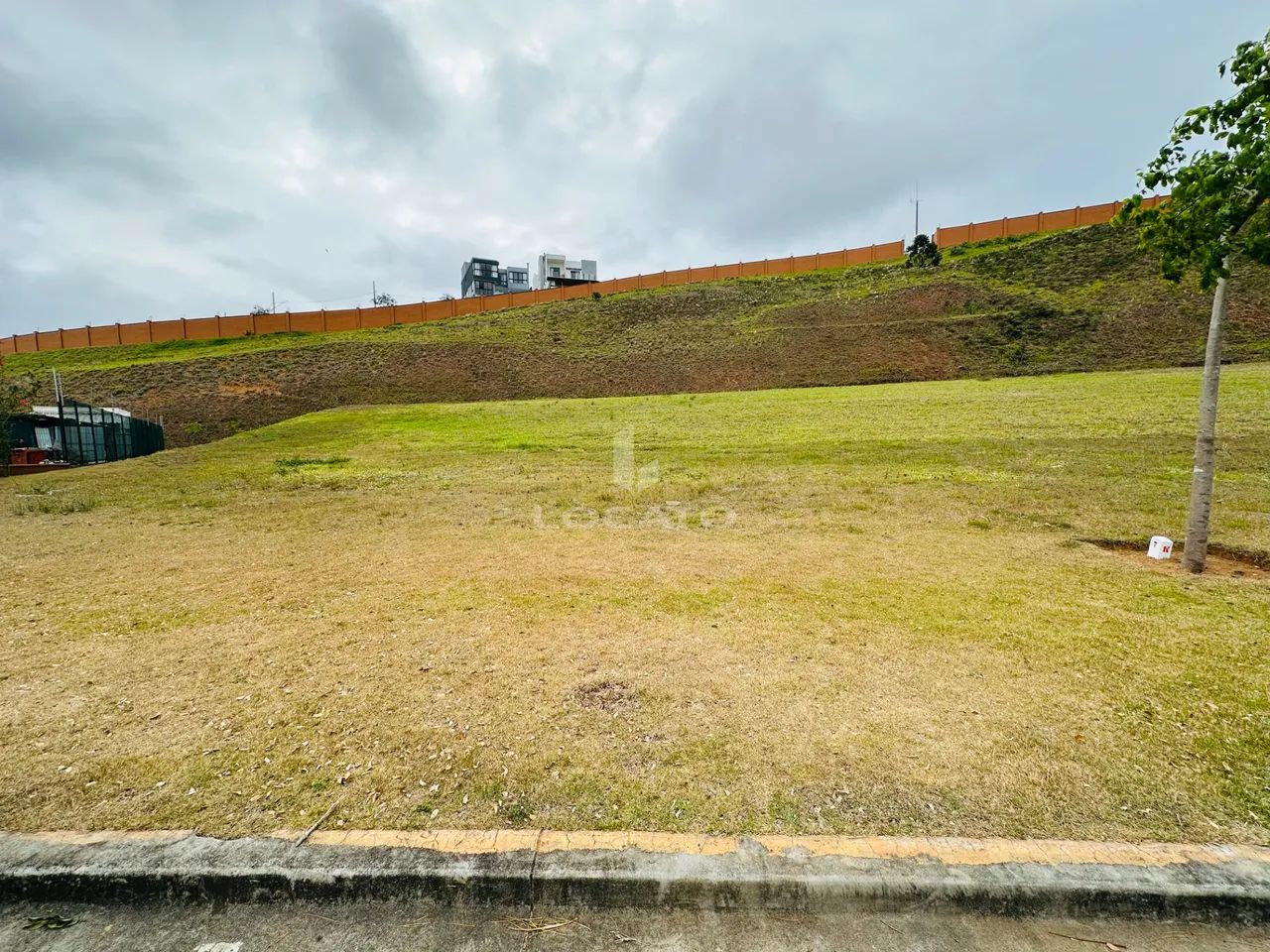 Terreno comercial 1.372 m² no Alphaville