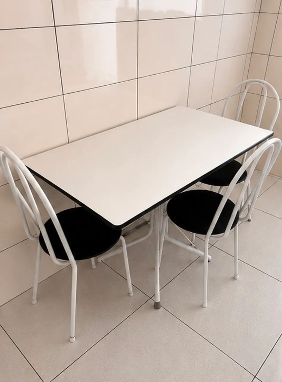 Mesa de cozinha com 3 cadeiras 