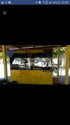 Carrocinha de churrasquinho e cachorro quente