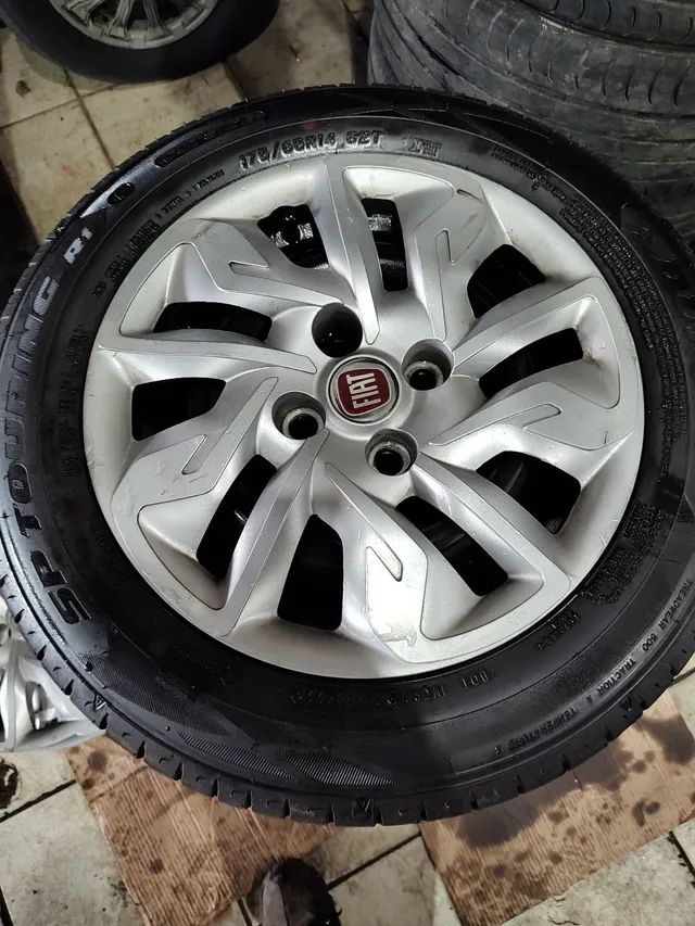 Rodas e pneus semi novos Fiat com carlotas original argo aro 14 pneus 175 65 14 <br><br>1.599$  - Foto 4