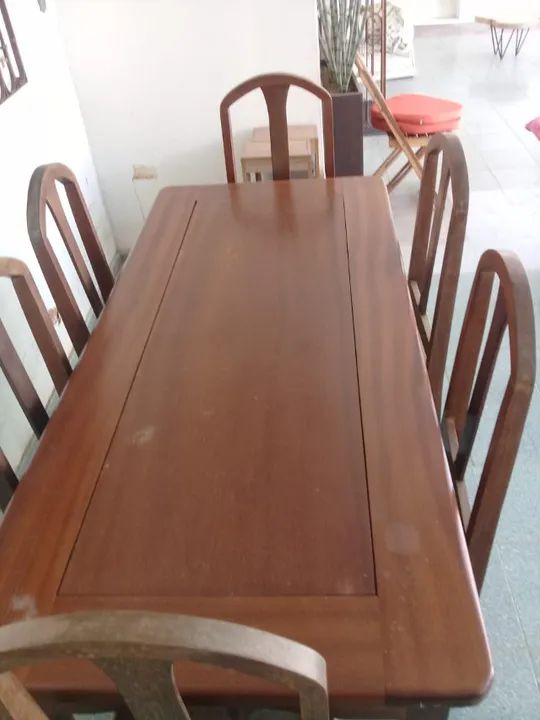 Jogo de mesa com 6 cadeira em madeira maciça em ótimo estado. - Foto 2