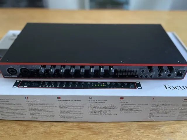 Focusrite Scarlett 18i20 3rd Gen Audio Interface na caixa