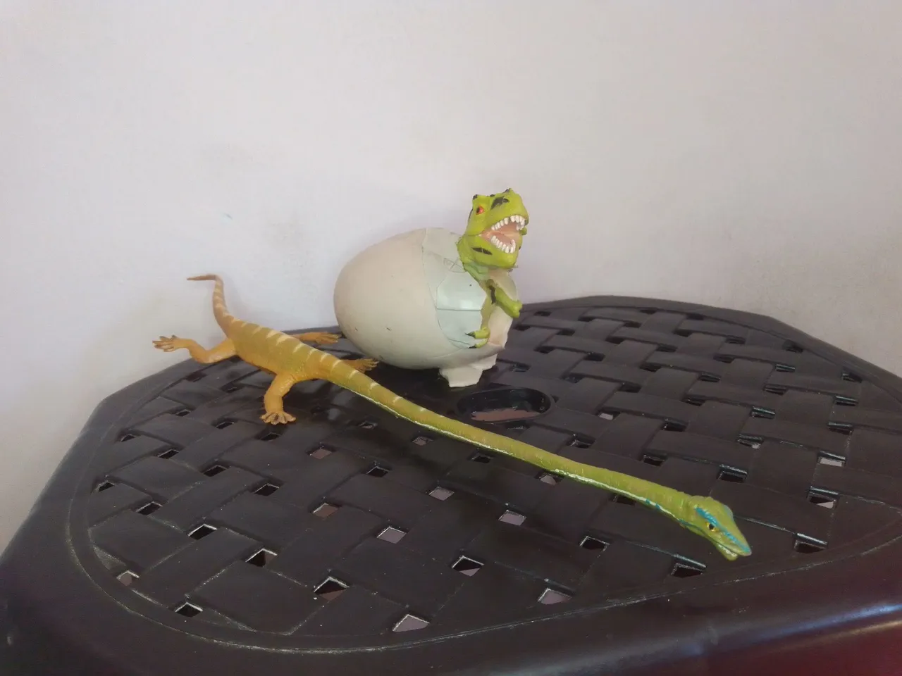 Jurassic park dinossauro saindo do ovo 2 peças marca safari ltd