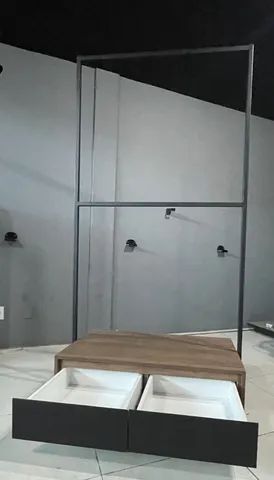 Arara de roupas com 2 gavetas e rodinhas - Foto 4