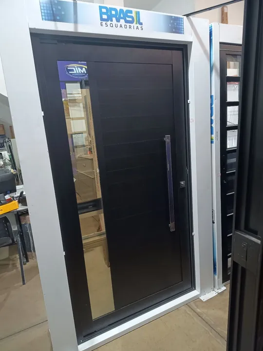 Porta Pivotante Alumínio Preto Marca Brasil